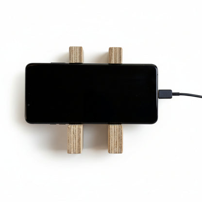 Vista frontal de soporte para celular de madera