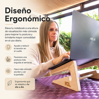 trabajando en computador con soporte para notbook de madera