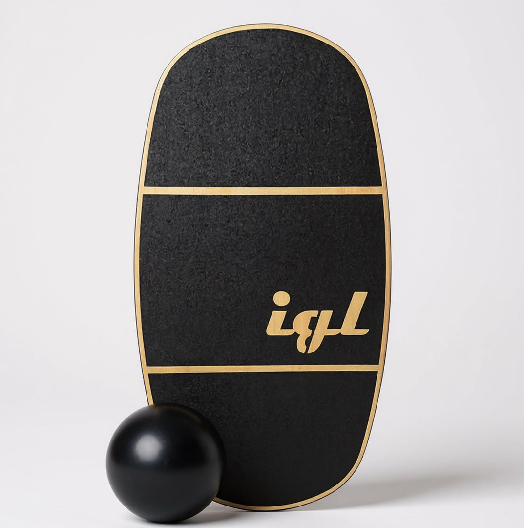 Balance ball igl de madera con pelota de goma y fondo blanco