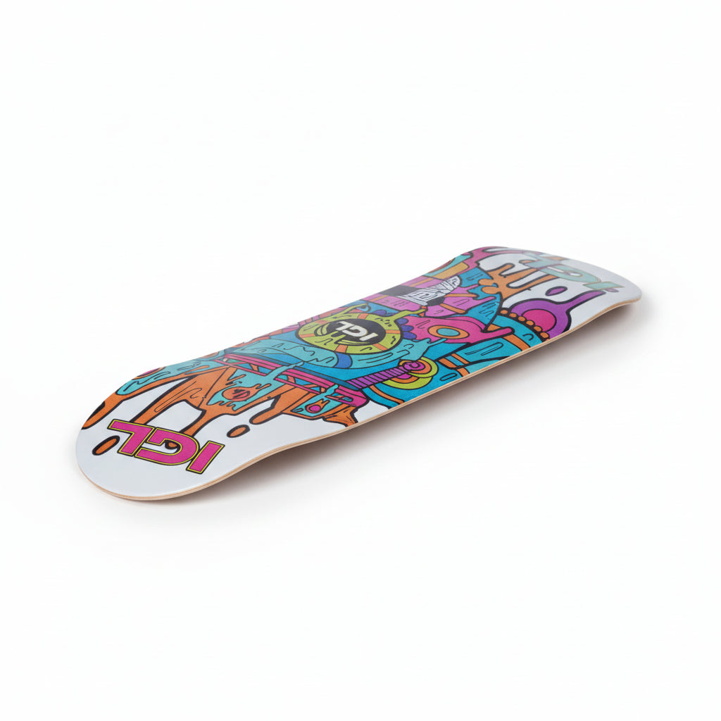 Tabla de skate modelo azteca acostada en el suelo