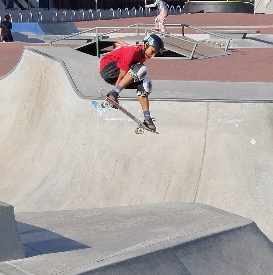 Melon grab de skater en su skateboard