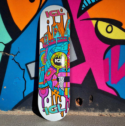 tabla de skate de colores apoyada en pared de colores