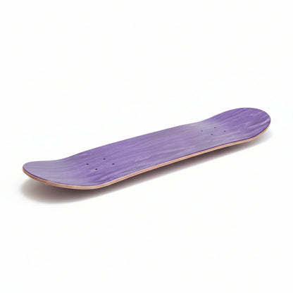 Tabla de skate vista desde arriba de color madera morada