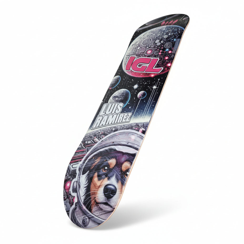Tabla de skate profesional con grafica del espacio y perro astronauta