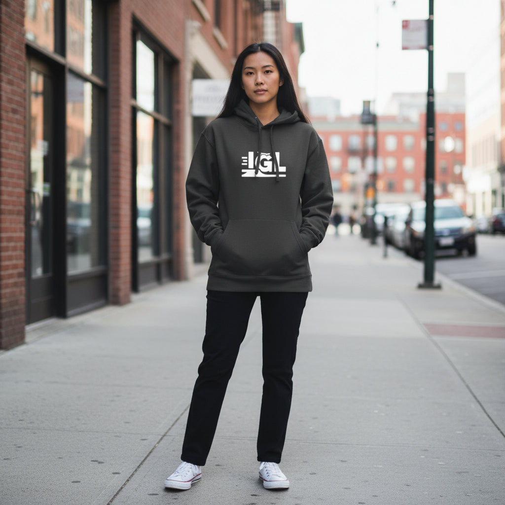 Mujer con poleron negro con capucha igl