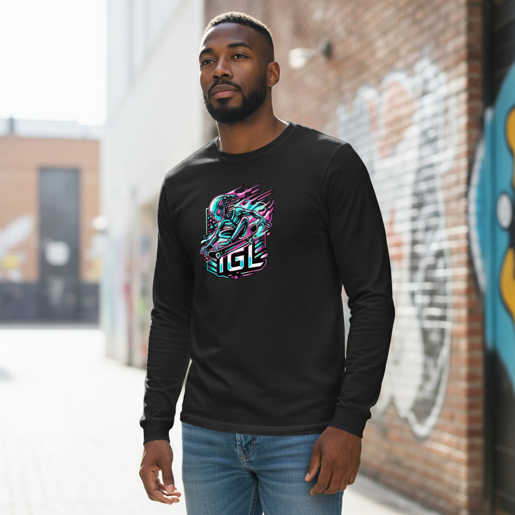 Vestido con polera negra y diseño de extraterrestre en la calle