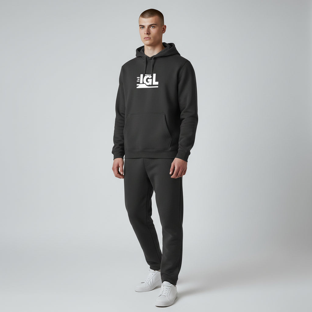 Posando con hoodie negro con capucha igl con fondo blanco