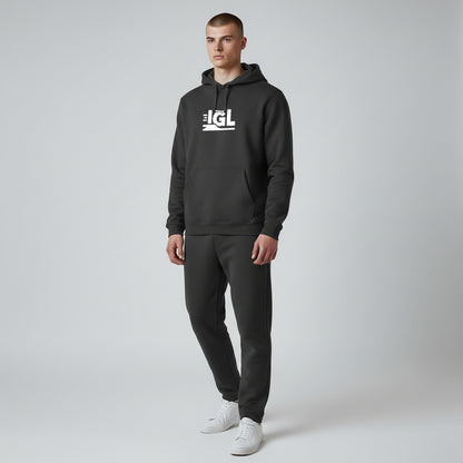 Posando con hoodie negro con capucha igl con fondo blanco